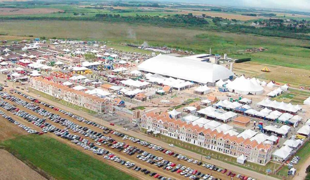 Visão aérea do parque de exposição da Castrolanda - Agroleite