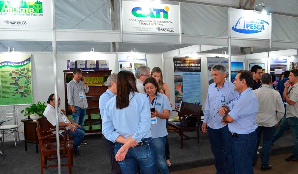 Visitantes e técnicos da CATI na Aquishow