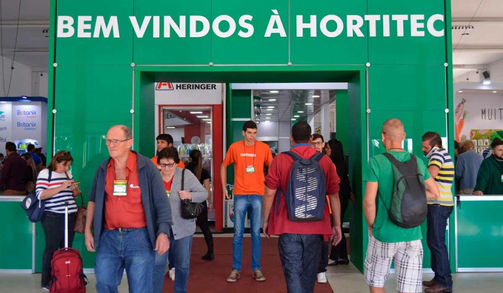 Pórtico da Hortitec com visitantes - Bem vindos à Hortitec - Foto: Gabriel Gomes - https://irrigazine.wordpress.com/