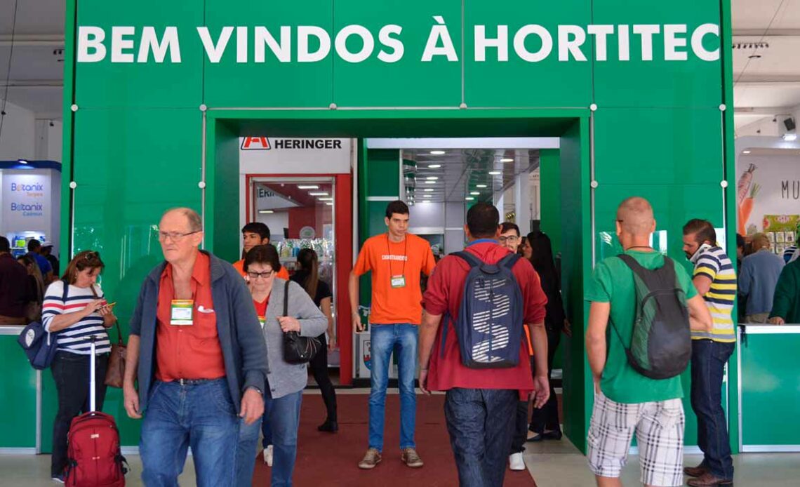 Pórtico da Hortitec com visitantes - Bem vindos à Hortitec - Foto: Gabriel Gomes - https://irrigazine.wordpress.com/