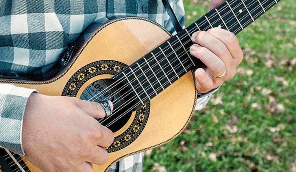 Violeiro tocando sua viola caipira