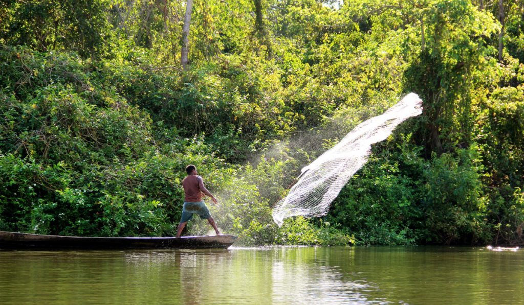 Tarrafa - Petrecho de pesca utilizado no Rio Araguaia sendo lançado pelo pescador artesanal - Foto: Adriano Prysthon