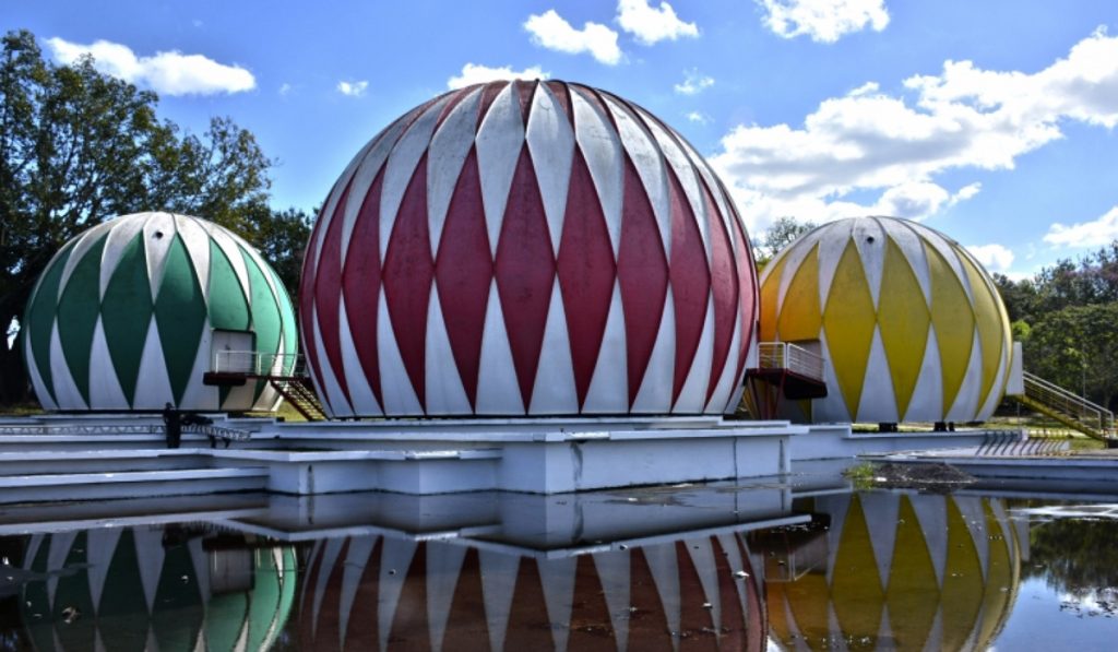 Globos da Expointer refletindo no lago do Parque de Esposições Assis Brasil - Esteio/RS