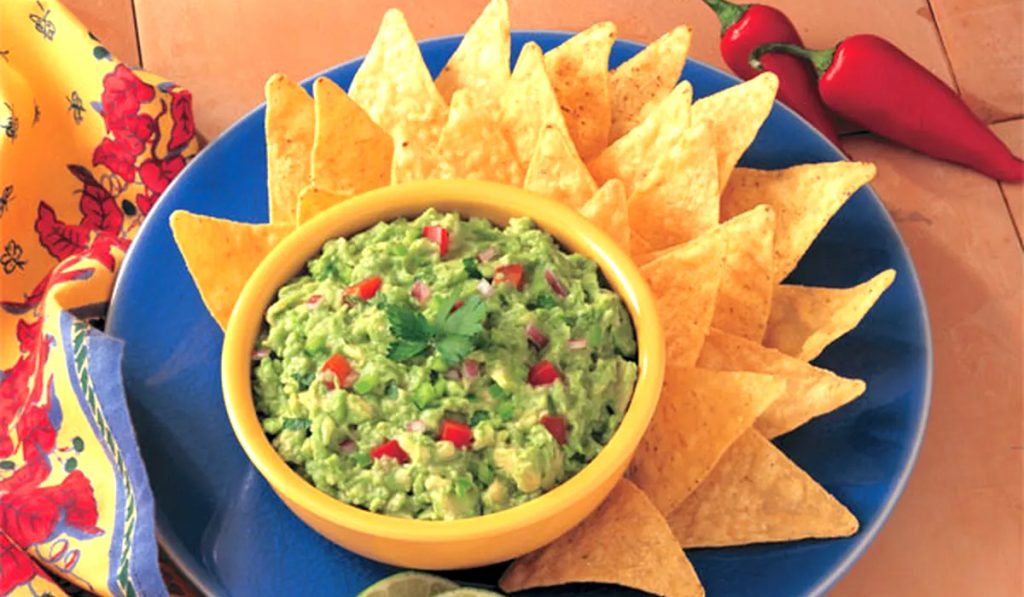 Guacamole servida com tortilhas