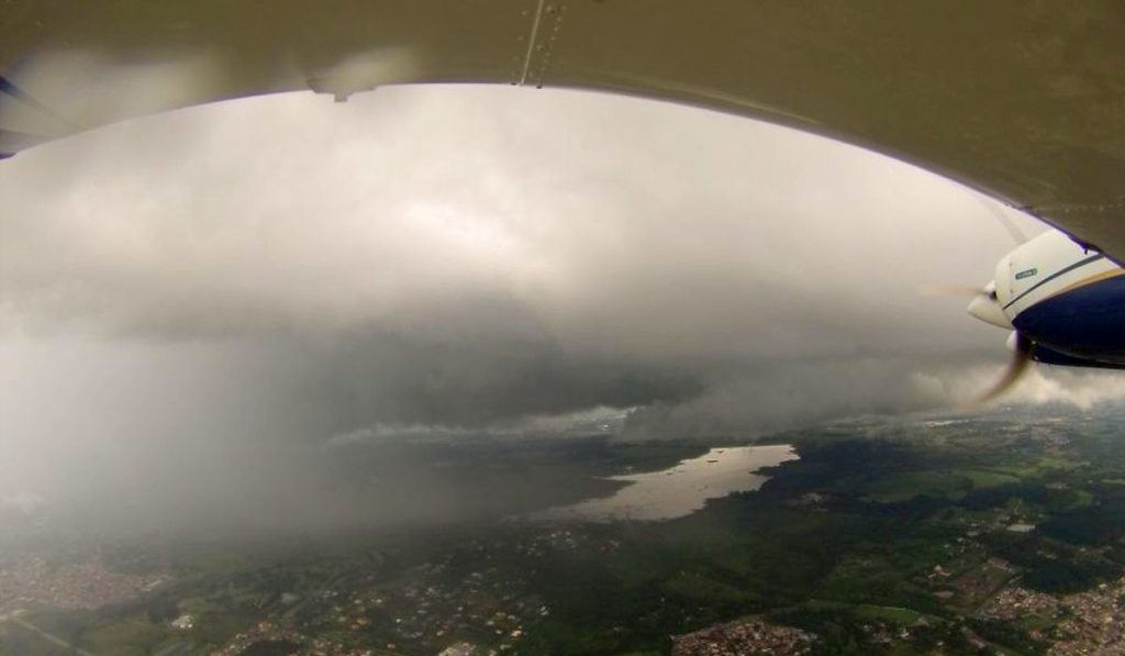 Avião sobrevoando a Região Metropolitana de Curitiba para produção de chuva