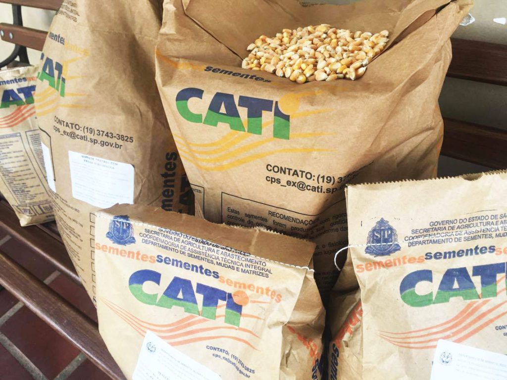 Sacos de sementes certificadas da CATI
