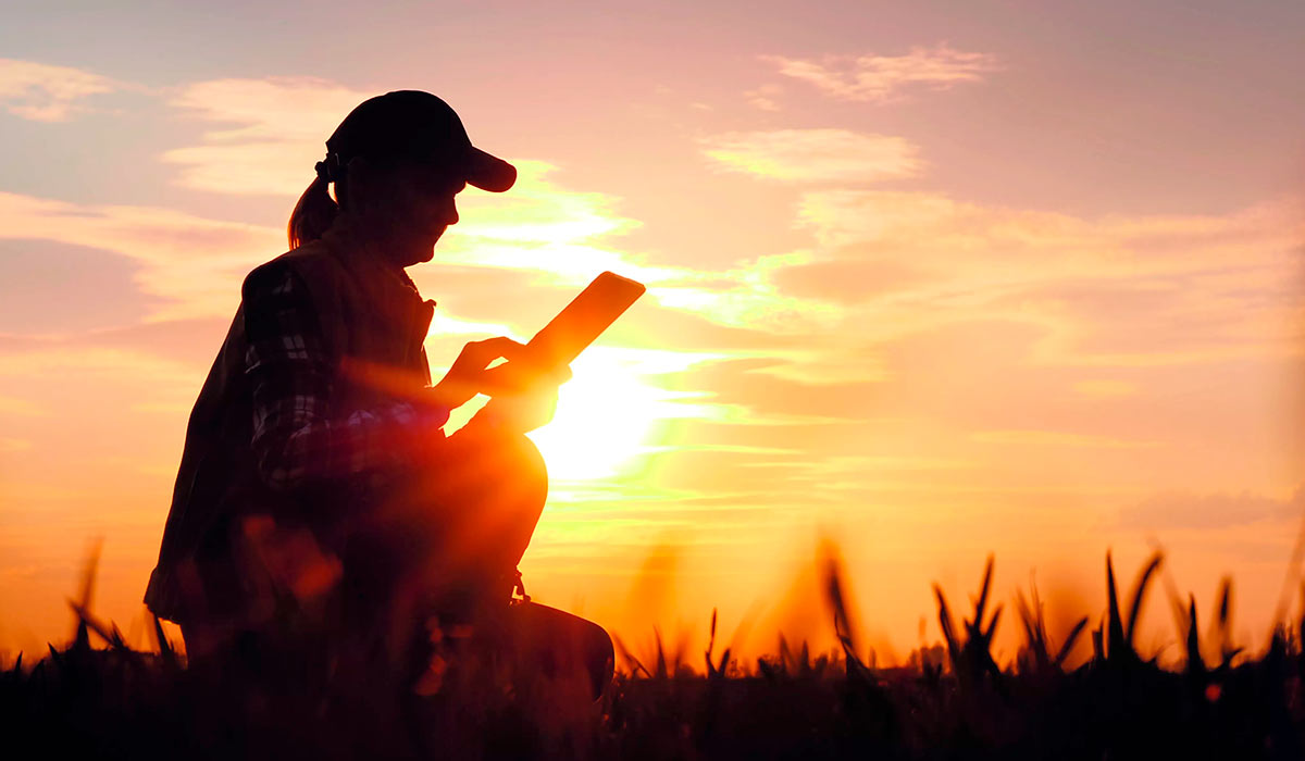 Agricultora conectada no campo