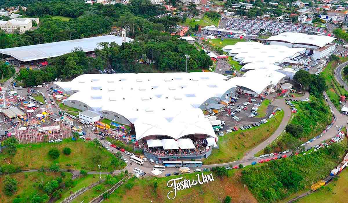 Pavilhões da Festa da Uva durante o evento