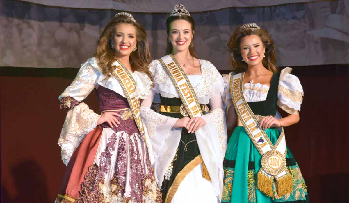 Rainha (ao centro), Lizandra Mello Chinali, representando o Esporte Clube Juventude e princesas, Letícia de Carvalho (à esquerda) representando a União das Associações de Bairros de Caxias do Sul (UAB) e Eduarda Ruzzarin Menezes (à direita) representando o Recreio da Juventude - Foto: Leandro Araújo