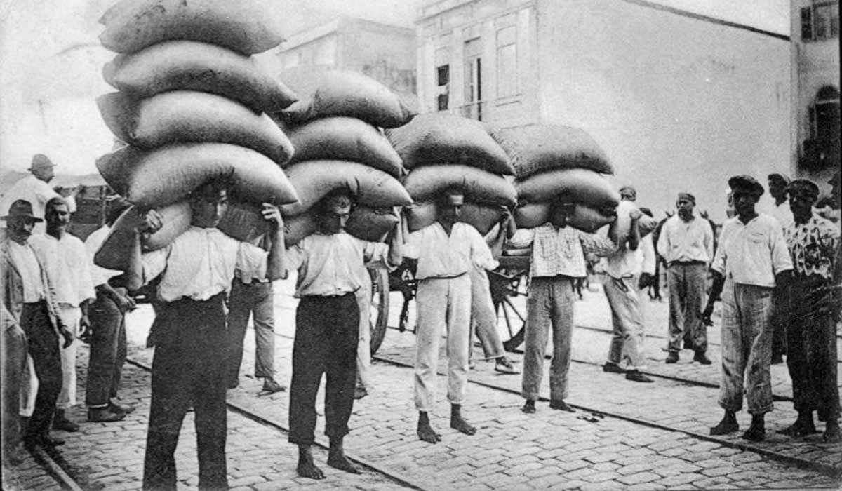 Os Carregadores de Café em Santos, edição postal da Missão Brasileira de Propaganda em Paris, 1910