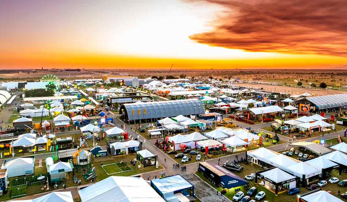 Por do sol na Bahia Farm Show