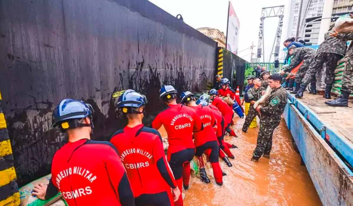 Defesa Civil, Bombeiros e exército tentaram evitar rompimento de comporta no Lago Guaíba, em Porto Alegre - Foto: Giulian Serafim/PMPA