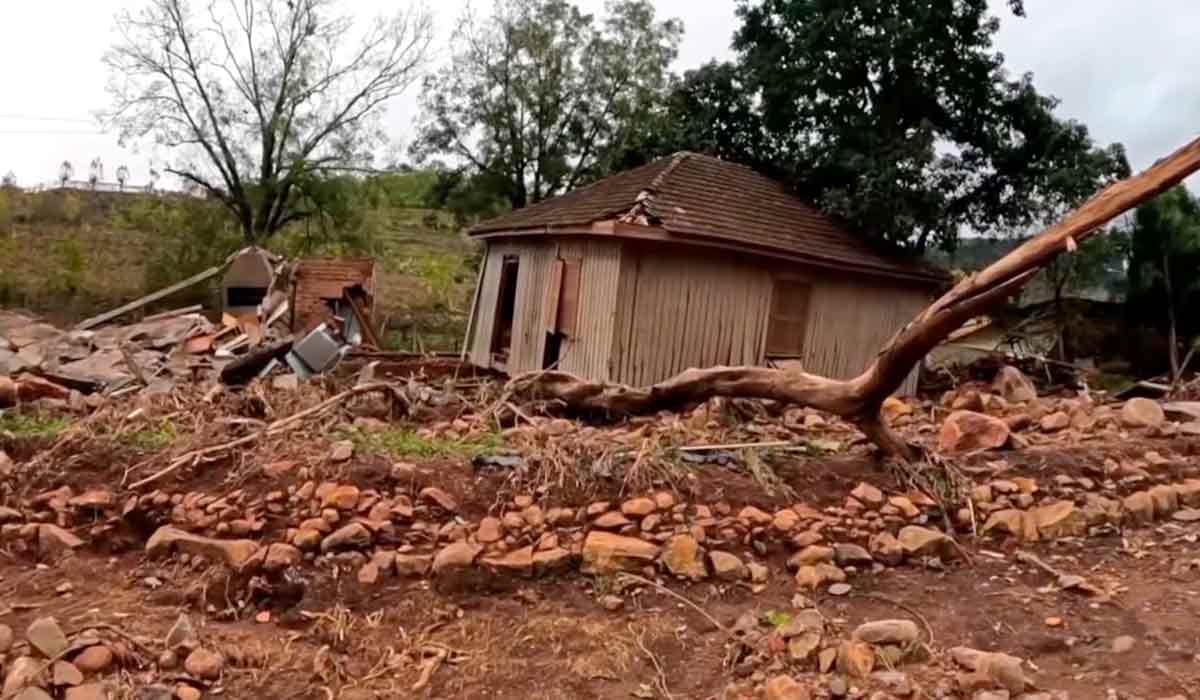 Residência de produtor rural atingida pelo deslizamento ocorrido do outro lado do rio. O material atravessou o rio e atingiu a construção