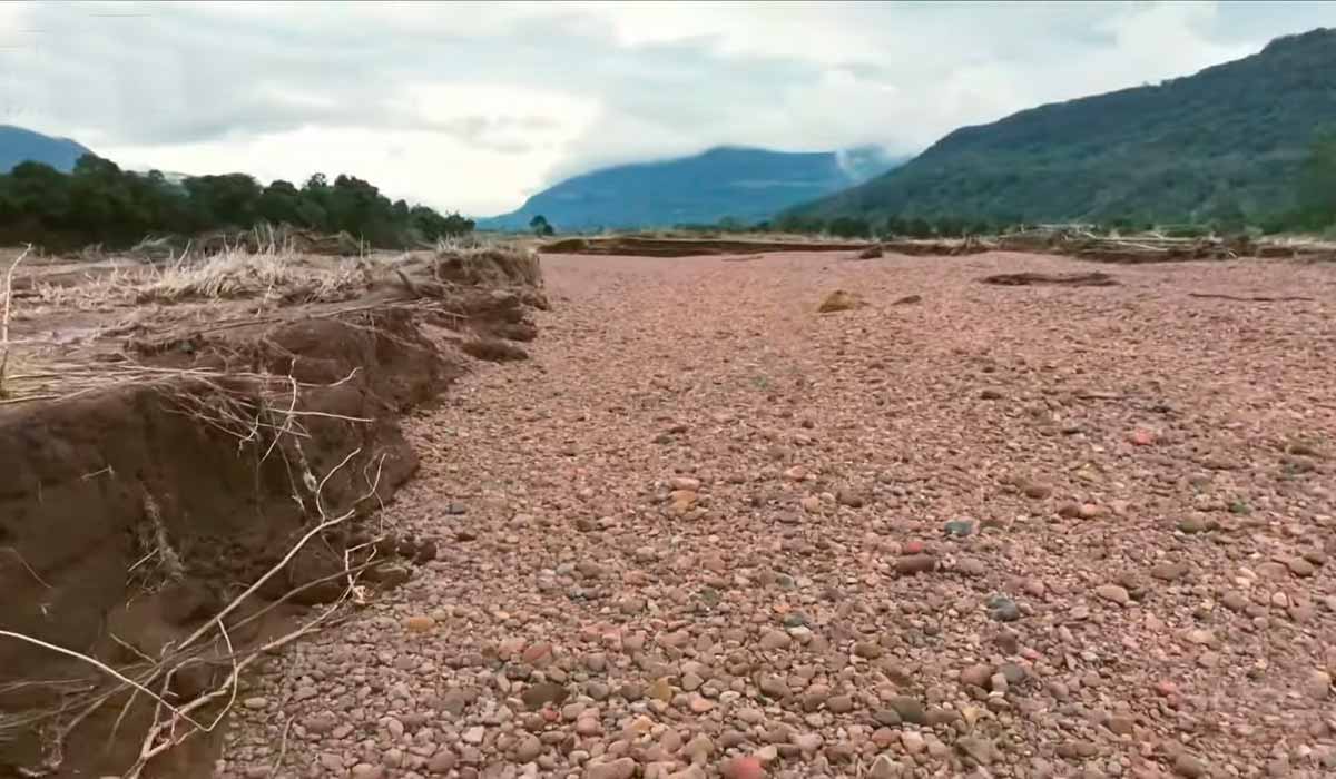 Área anteriormente de solo fértil agricultável carreado pela enxurrada. Onde era solo agrícola agora é só pedra