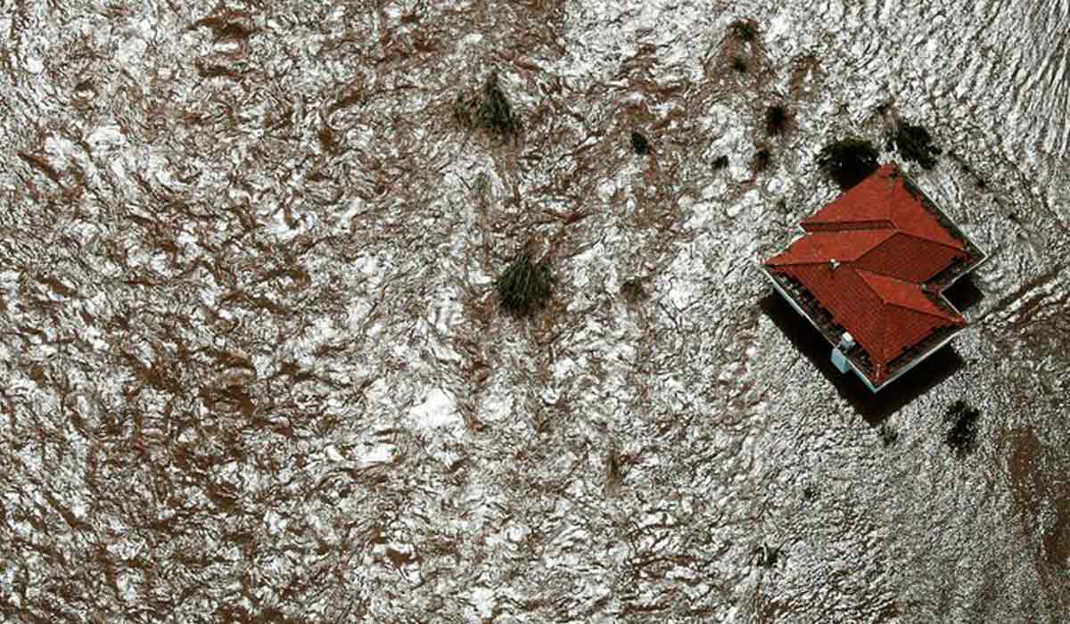 Em poucas horas, entre a tarde e o anoitecer, tudo estava inundado. Residência rural ilhada com o transbordamento do Rio Taquari