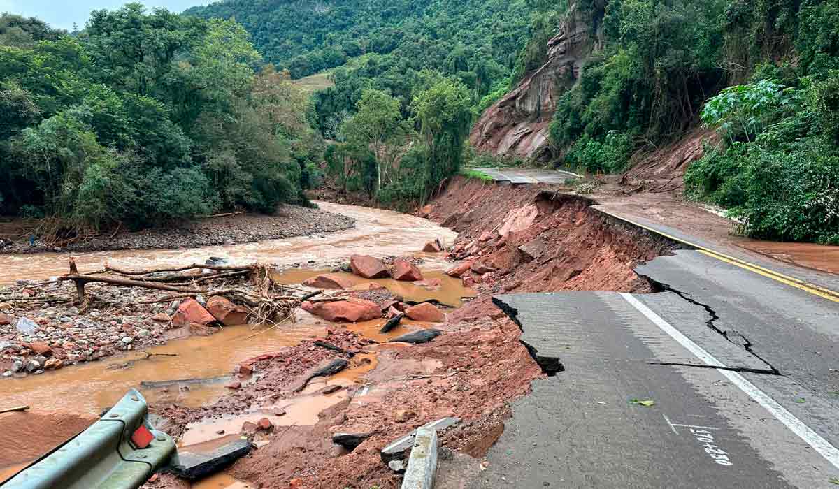 Pista da BR-116, em Caxias do Sul, destruída pela enchente - Foto: Andréa Copini/Prefeitura de Caxias do Sul