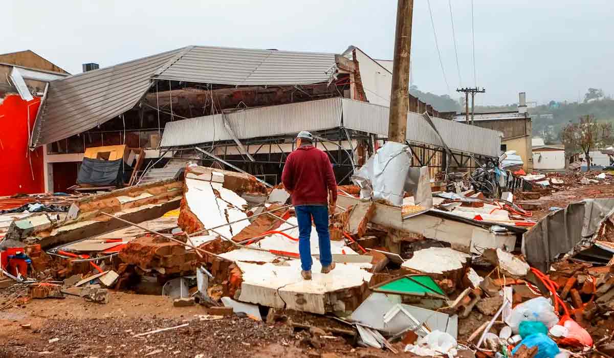 Morador desolado observa bairro destruído em Roca Sales, no Vale do Taquari. Prefeitura vai transferir 40% da população para outras áreas do município - Foto: Gustavo Mansur