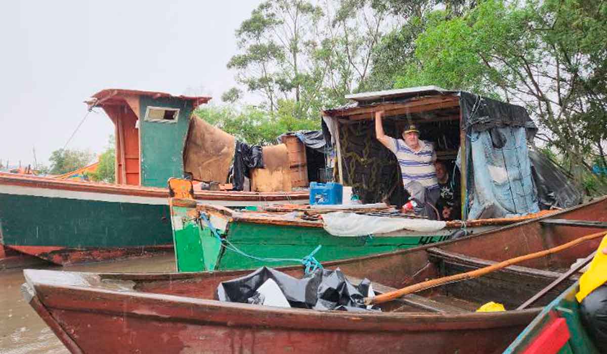 Com casas inundadas, pescadores de Pelotas decidem morar dentro de barcos. Pescador vive atracado em barco na Divinéia, Colônia Z3, em Pelotas