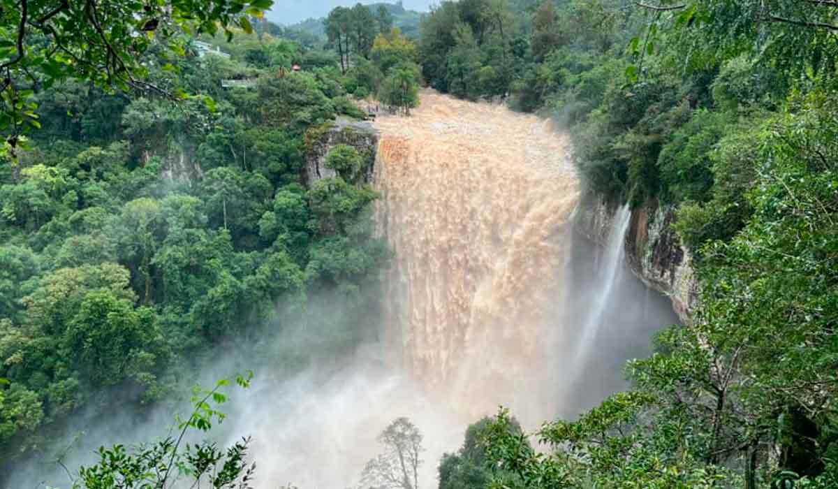 Salto Ventoso, Farroupilha, na Serra gaúcha, o imenso volume d'água alimentando os grandes rios da região