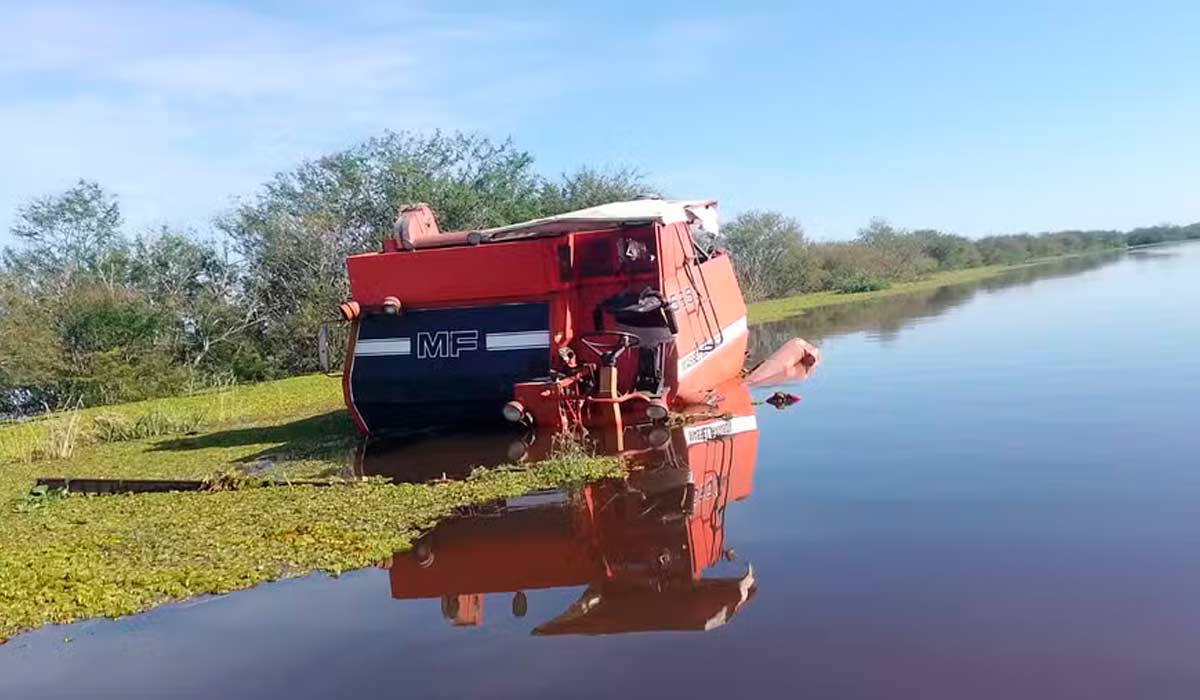 Colheitadeira dentro d'água. Prejuízo chegou a 300 hectares de arroz orgânico que estavam para ser colhidos na região de Viamão