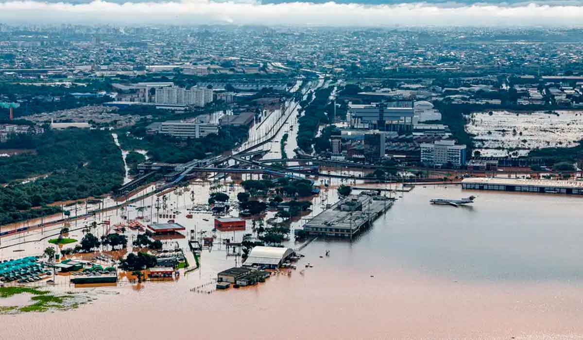 Quase um milhão de imóveis ficaram sem água potável e seis barragens em várias regiões do estado em situação de emergência. Vista aérea da região do Aeroporto Salgado Filho em Porto Alegre - Foto: Ricardo Stuckert/PR/Agência Brasil