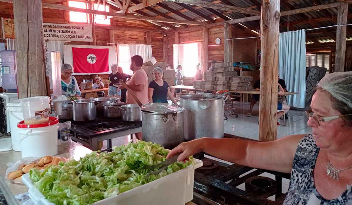 O movimento iniciou a produção de marmitas no assentamento Filhos de Sepé, em Viamão, onde assentados desabrigados estão sendo acolhidos - Foto: Naira Hofmeister/Repórter Brasil