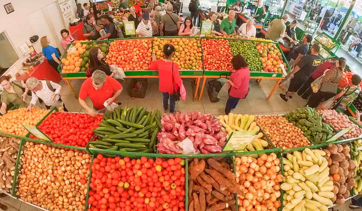 Grande variedade de hortifrutis disponível à população urbana