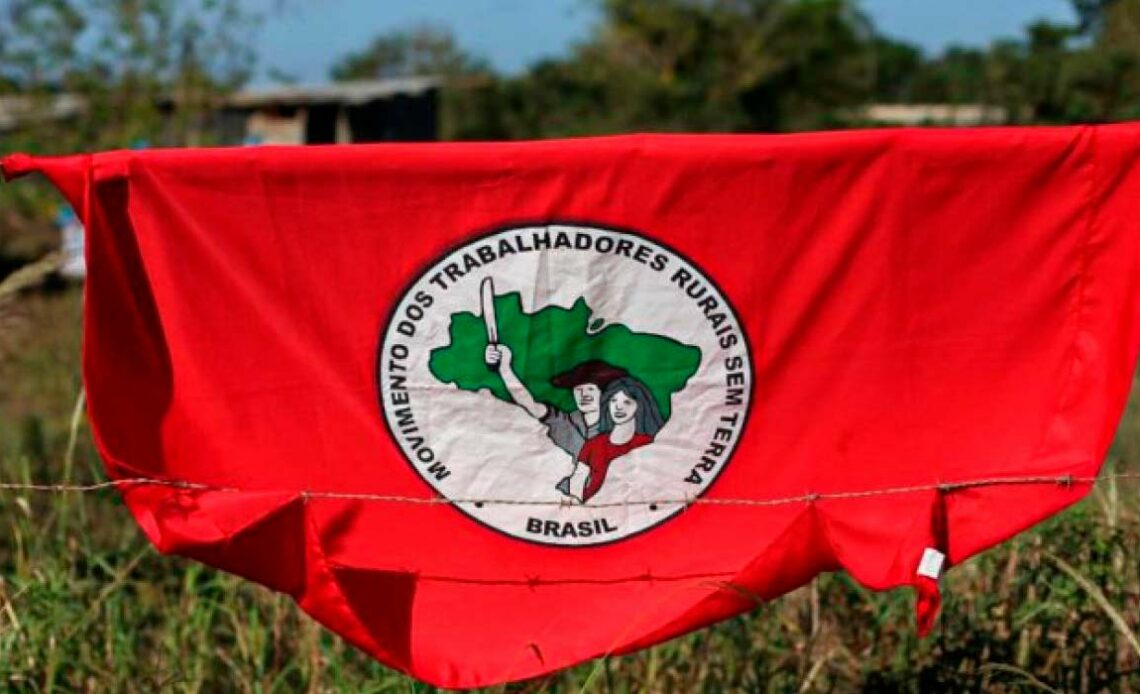 Bandeira do MST numa ocupação