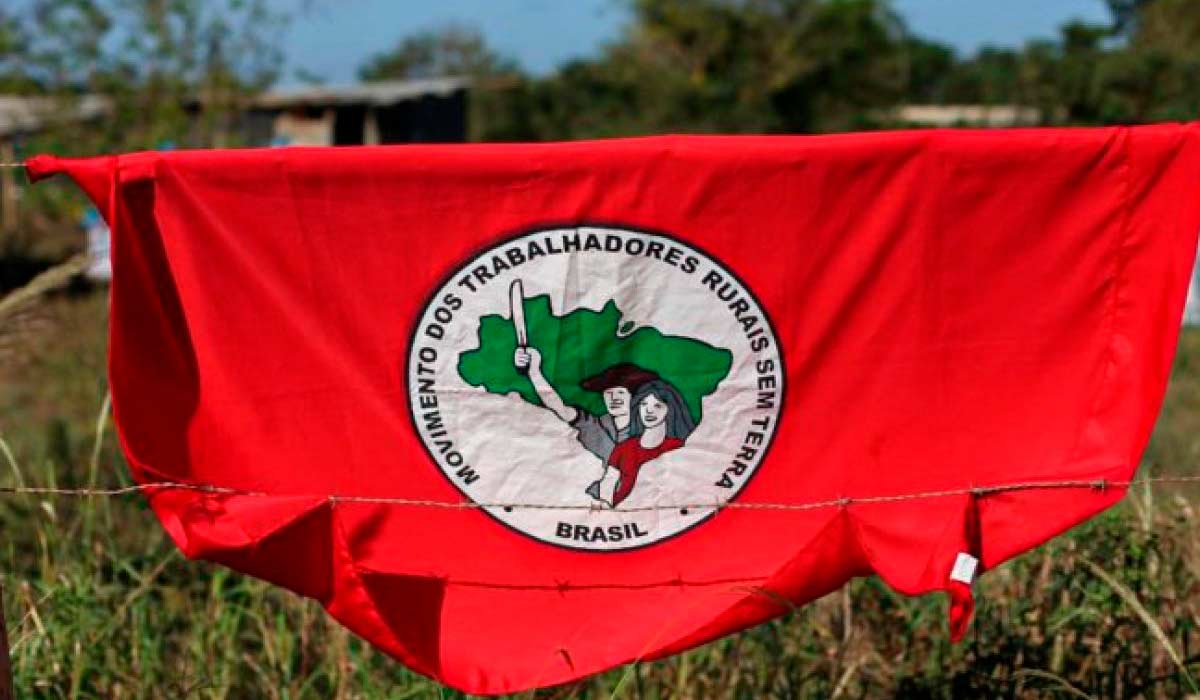 Bandeira do MST numa ocupação