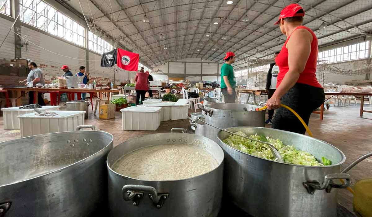 A cozinha solidária do MST em encantado em ação nas chuvas de setembro de 2023. Agora entra em ação de novo para auxiliar os atingidos na maior calamidade climática que passa o RS