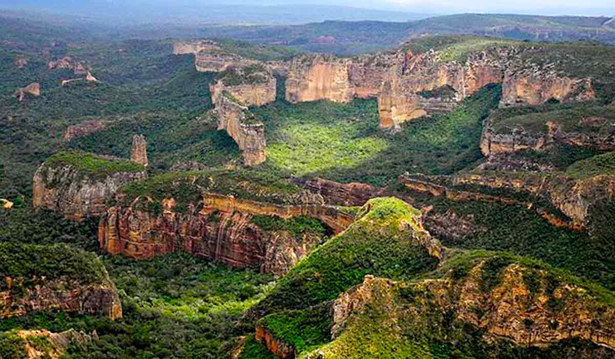 Penhascos e caatinga no Raso da Catariana, BA