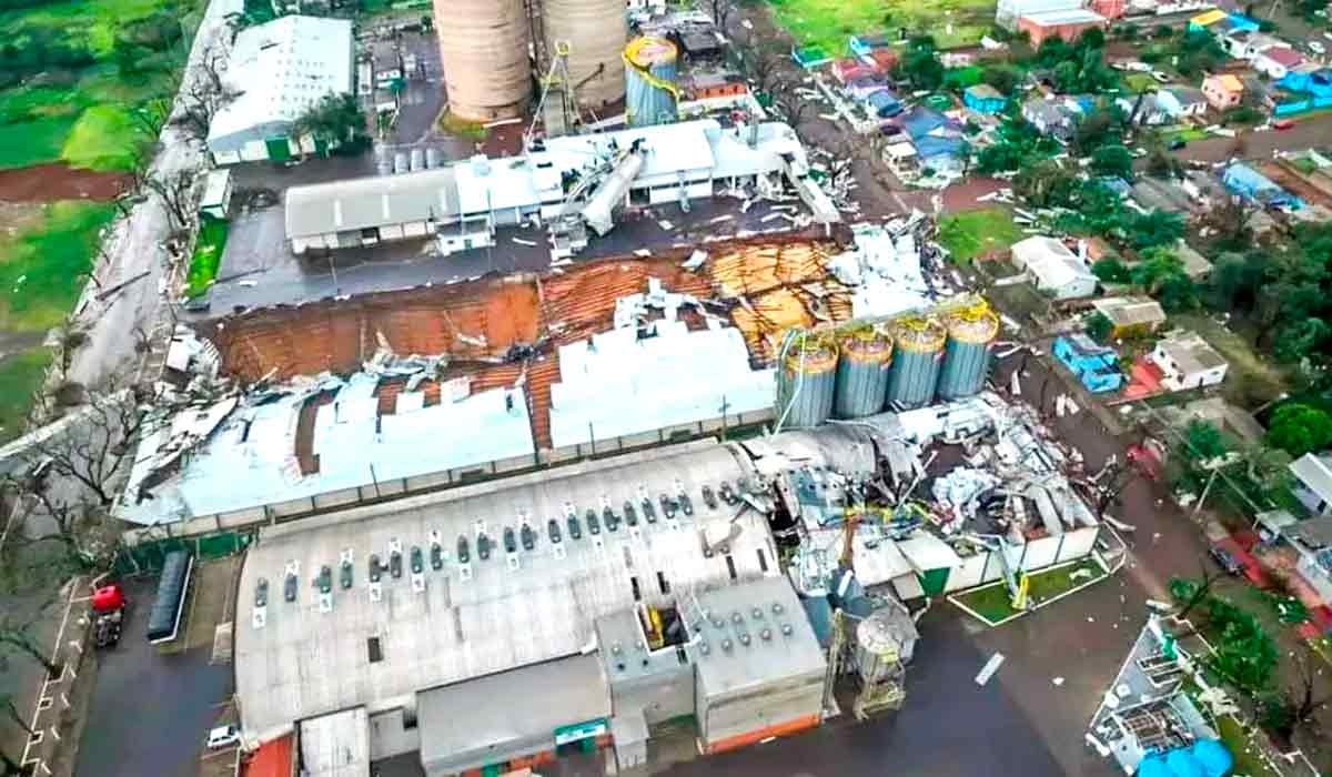 Tempestade danifica telhados de imóveis no município de São Luiz Gonzaga, RS - Foto: Brigada Militar