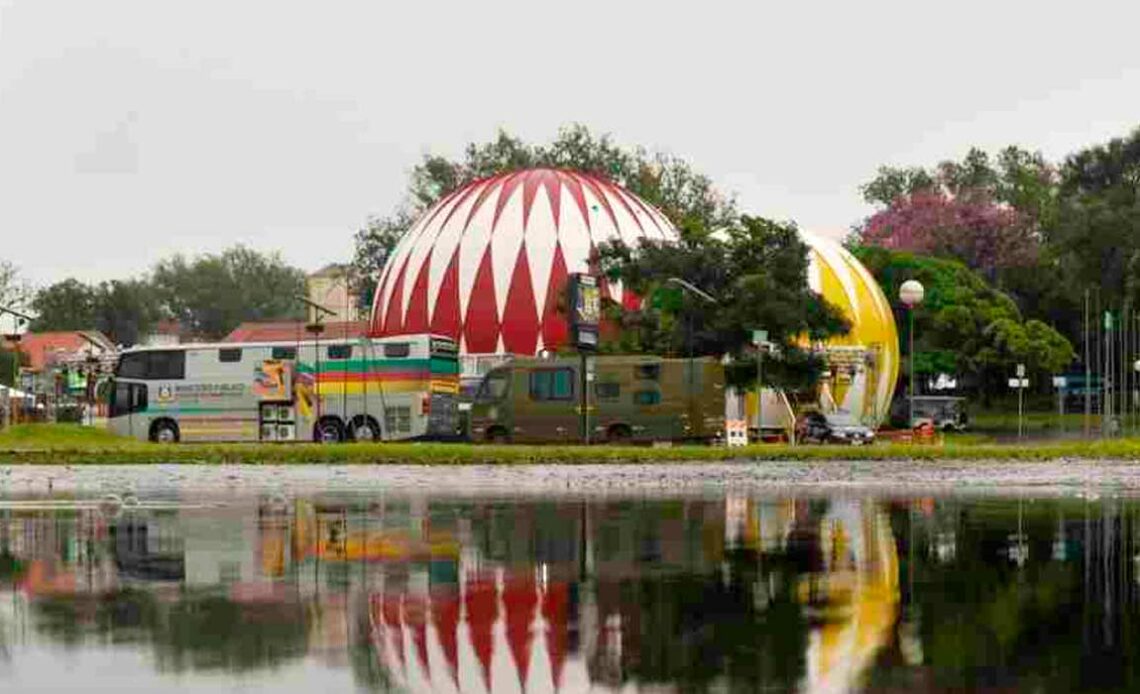 A chuva trouxe transtornos para o Parque Estadual de Exposições Assis Brasil, em Esteio, RS