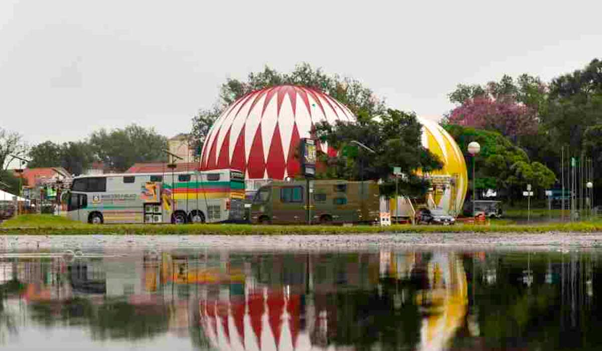 A chuva trouxe transtornos para o Parque Estadual de Exposições Assis Brasil, em Esteio, RS