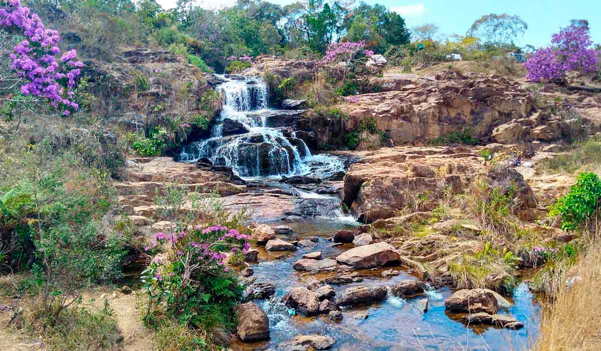 A Cachoeira do Viana possui fácil acesso a partir do centro de Rio Acima, além de condições favoráveis para acesso ao poço