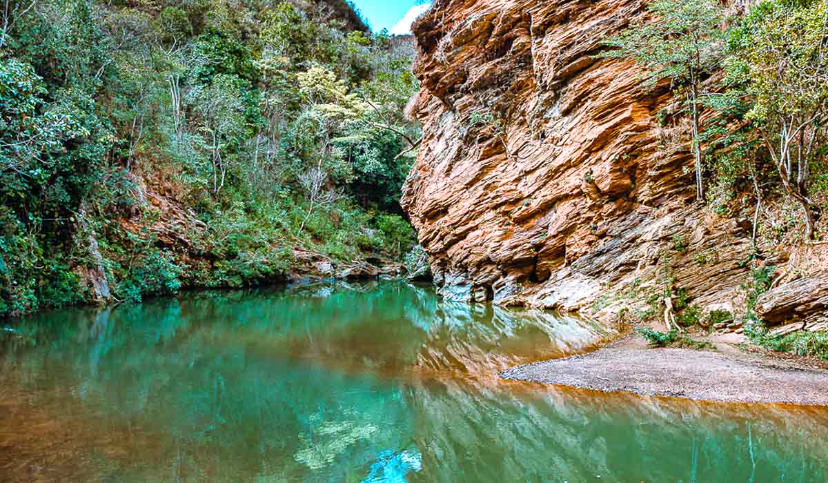 Poço Azul, no Manancial do Ribeirão da Prata, é formado por vários córregos e riachos. Ele nasce no município de Rio Acima e percorre grande extensão do território de Raposos até desaguar no Rio das Velhas. A água é limpa, o curso é sinuoso e a vegetação nativa é vasta - Foto: Wikiloc