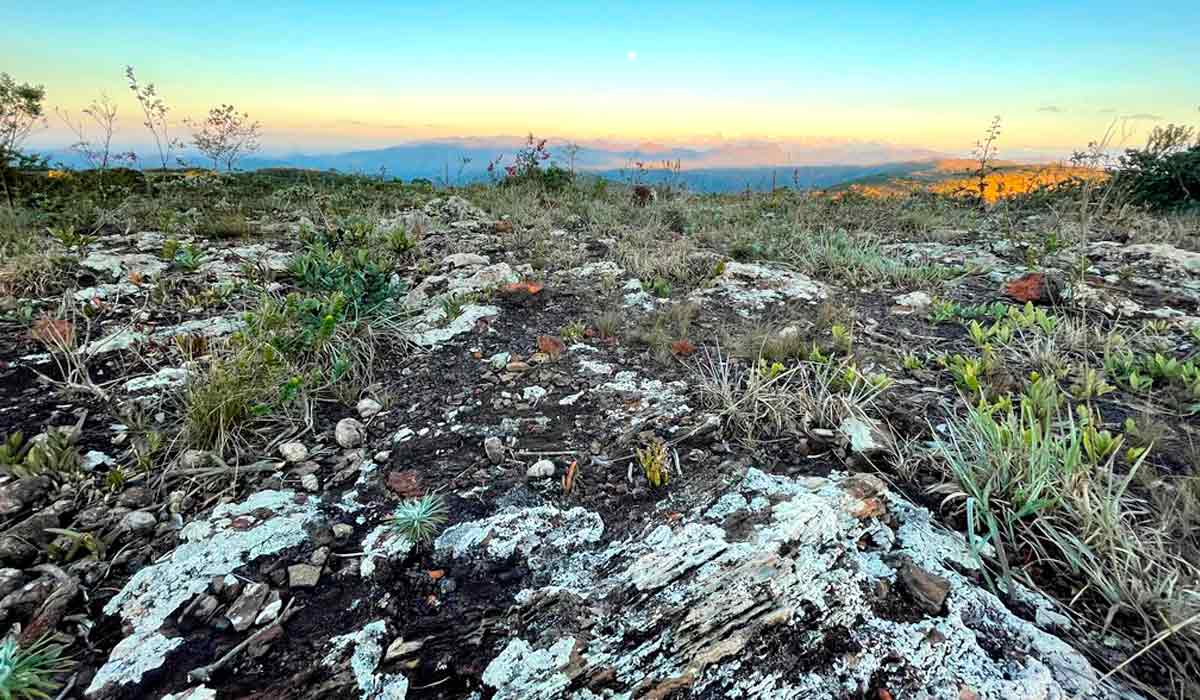 As cangas são formações presentes na serra que permitem que a água penetre e seja armazenada, sendo extremamente resistentes no tempo e muito frágeis à ação humana