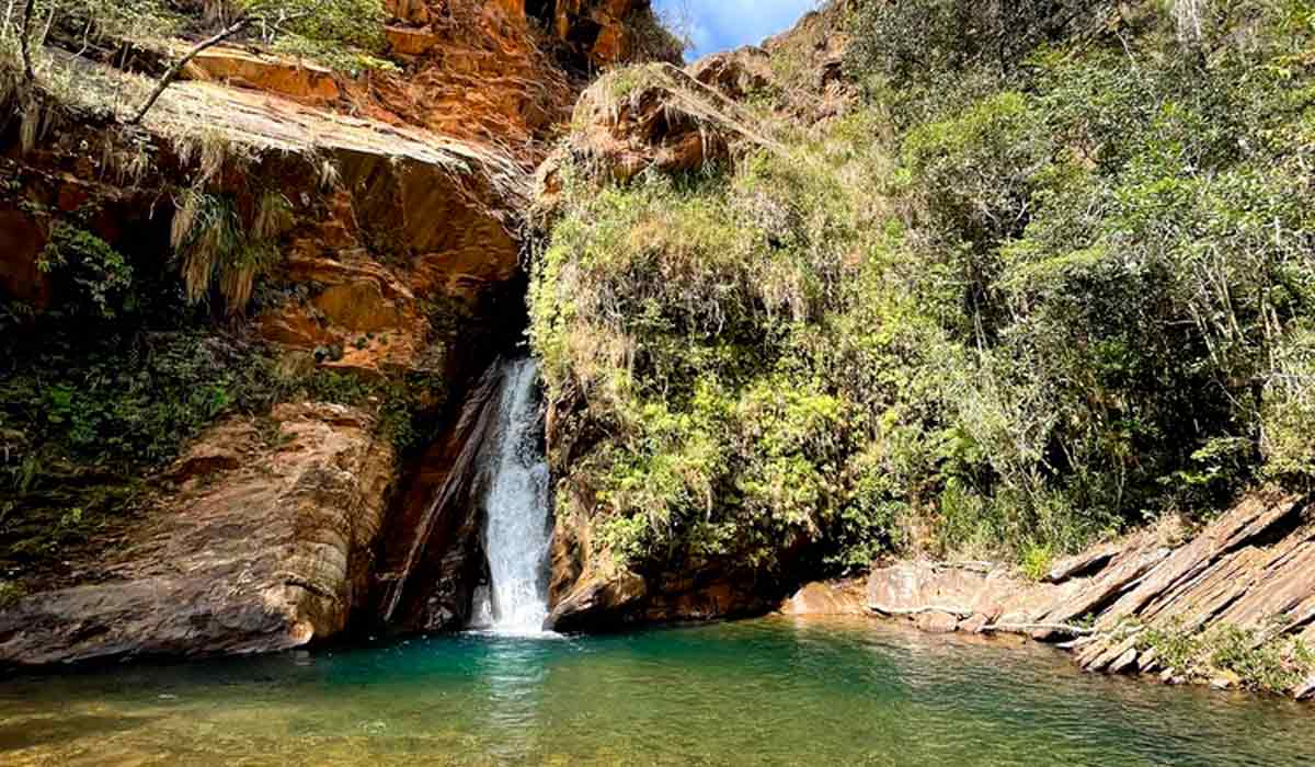 O caminho para a Cachoeira do Sol é mais íngreme e árido, avistando-se a serra que tem uma das maiores reservas de minério de ferro do mundo