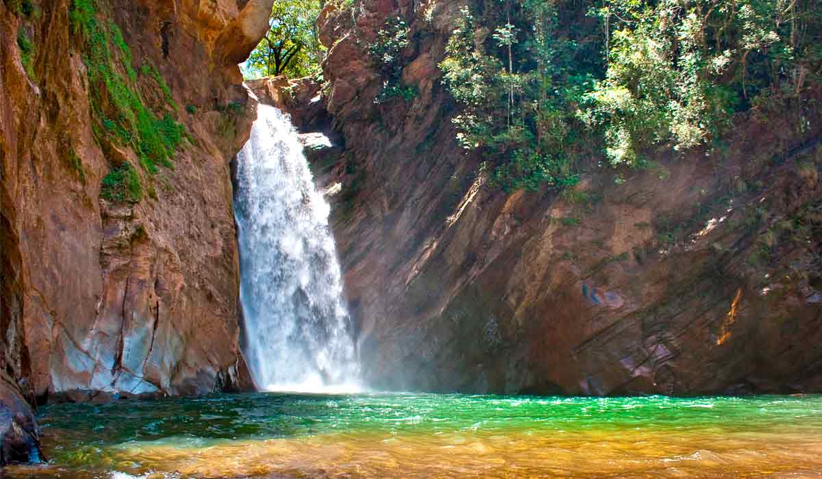 Cachoeira Santo Antônio, localizada na divisa entre os municípios de Caeté e Raposos, possui tons azulados contrastantes com os paredões rochosos avermelhados