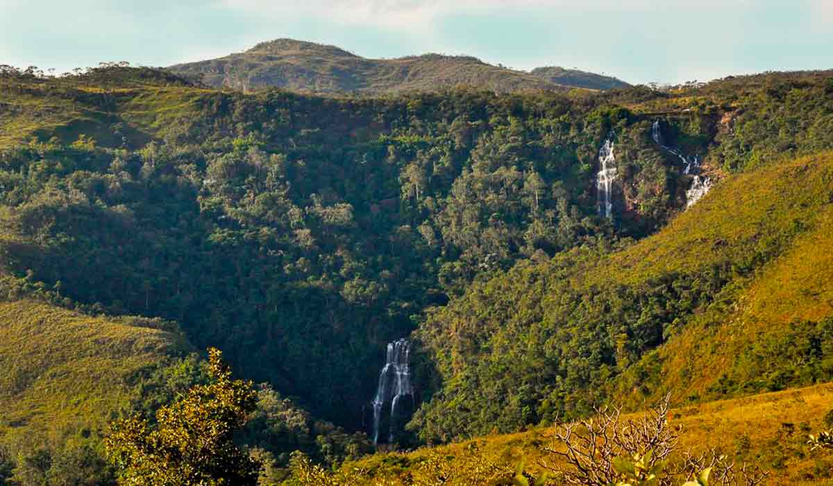 A região apresenta exuberantes serras, rios e cachoeiras, com vegetação composta de um dos mais contínuos fragmentos de Mata Atlântica de Minas Gerais em transição com formações do cerrado