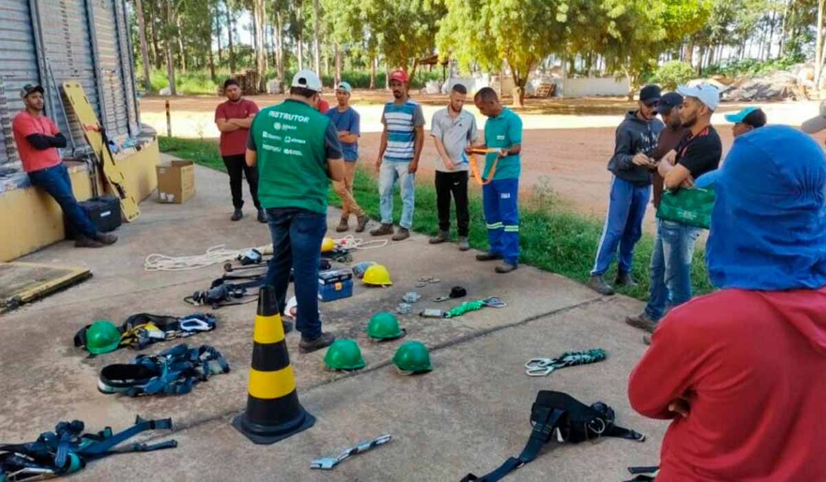 A capacitação dos trabalhadores rurais é essencial para garantir a segurança no trabalho