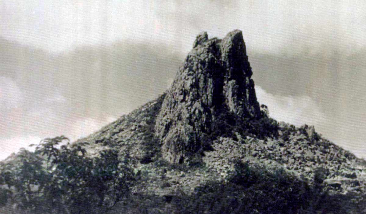 Pico do Itabirito (Pico Itabira) em 1956. O patrimônio geológico do Pico do Itabirito é classificado como Sítio da História da Geologia e da Mineração integrando o programa de Sítio Geológico e Paleontológico do Brasil – gerido pela Comissão Brasileira de Sítios Geológicos e Paleobiológicos (SIGEP). O tombamento estadual e a declaração de monumento natural do Pico do Itabirito foram instituídos em 1989 - Foto - Vitto Rocco Melillo