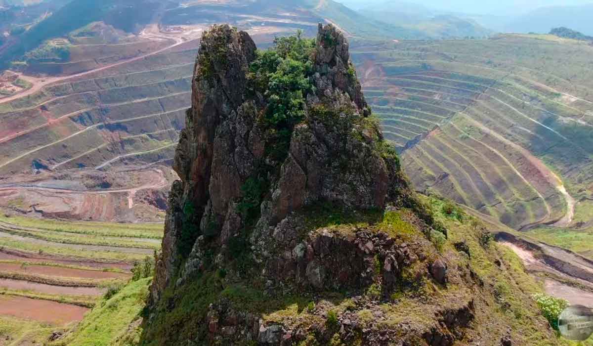 Visão da mina com destaque em primeiro plano para o Pico do Itabirito