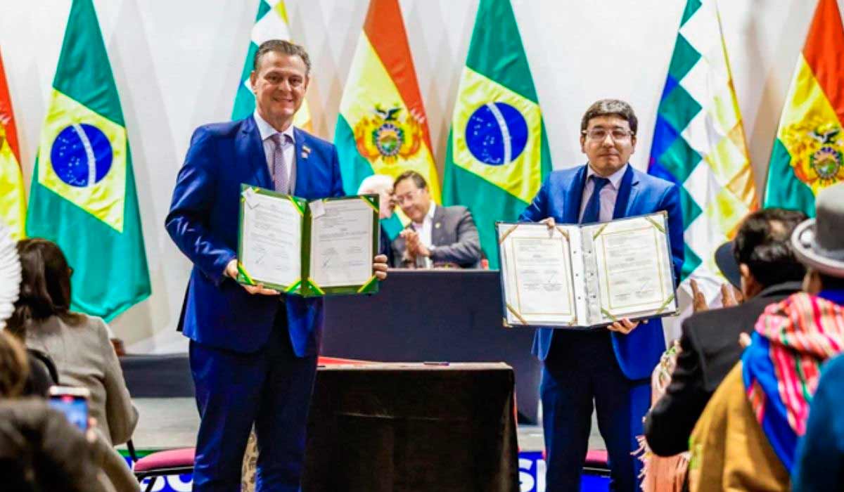 O ministro da Agricultura e Pecuária, Carlos Fávaro e o ministro dos Hidrocarbonetos e da Energia da Bolívia, Franklin Molina Ortiz