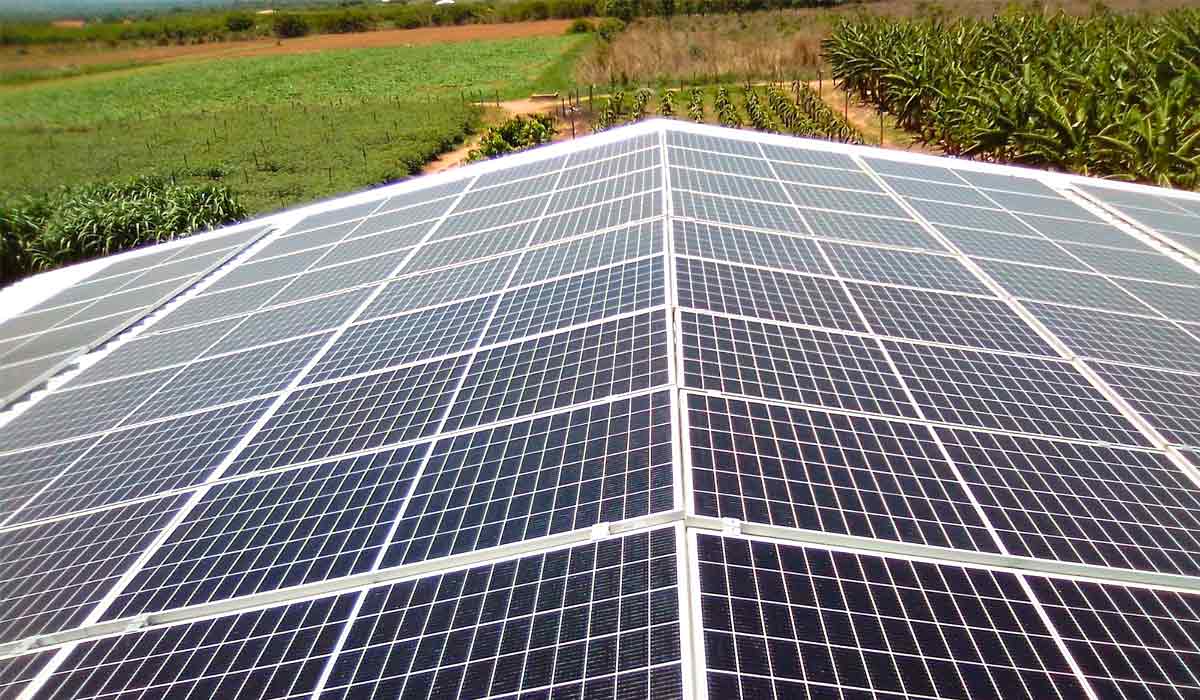 Cobertura de construção rural com sistema de captação de energia solar