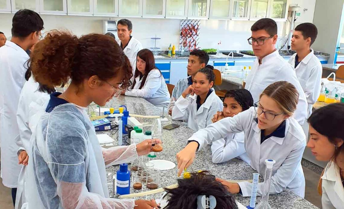 Aula prática no laboratório da Etasa