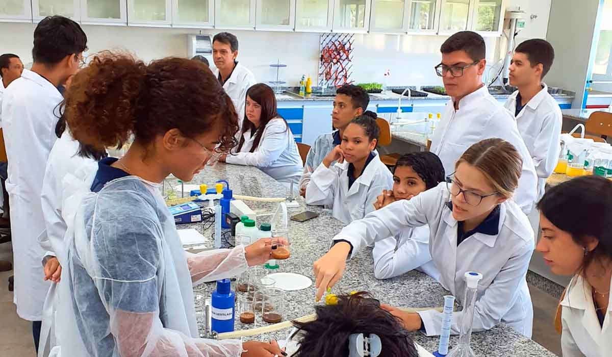 Aula prática no laboratório da Etasa