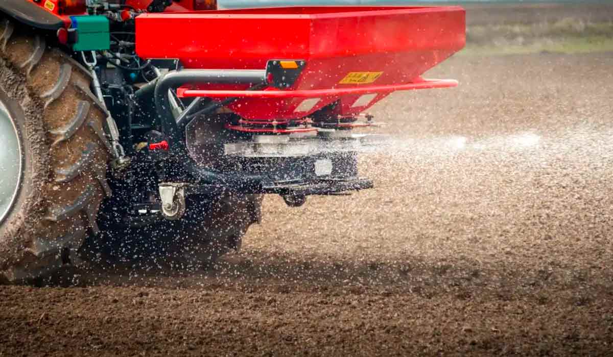 Trator em operação de adubação no campo