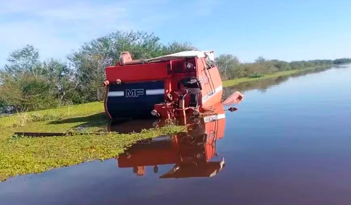 Colheitadeira atingida pela enchente