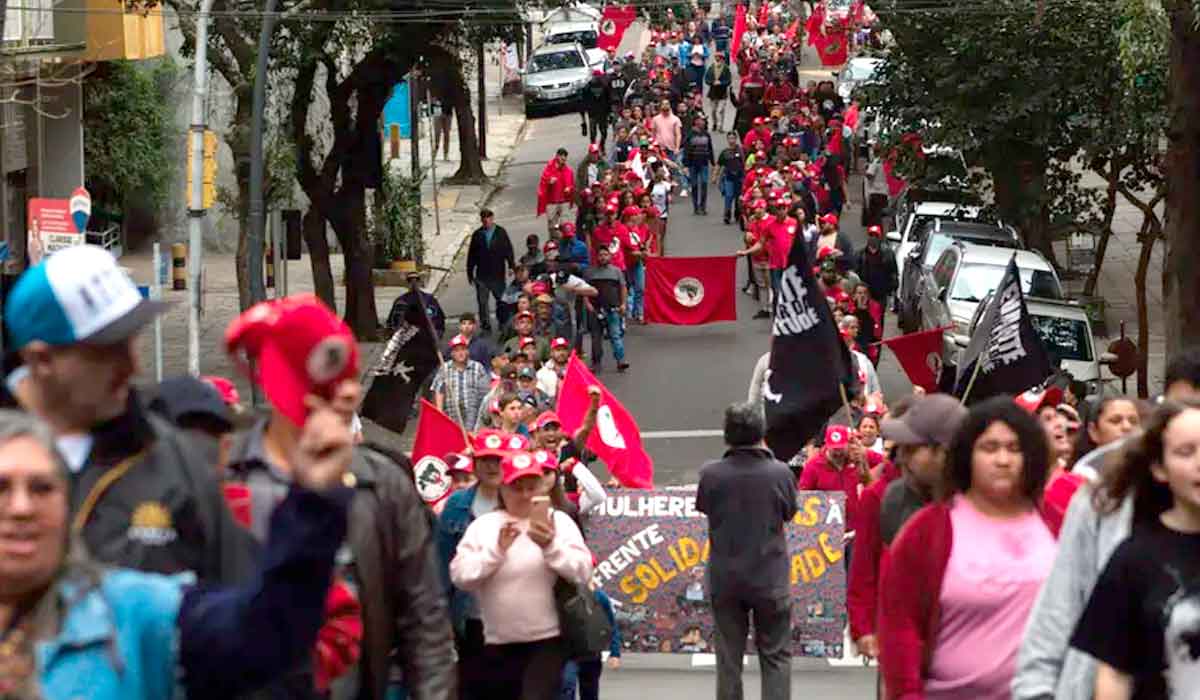 Assentados e assentadas foram em caminhada da sede do Incra até o Palácio Piratini na manhã desta quinta-feira (25) - Foto: Victor Frainer